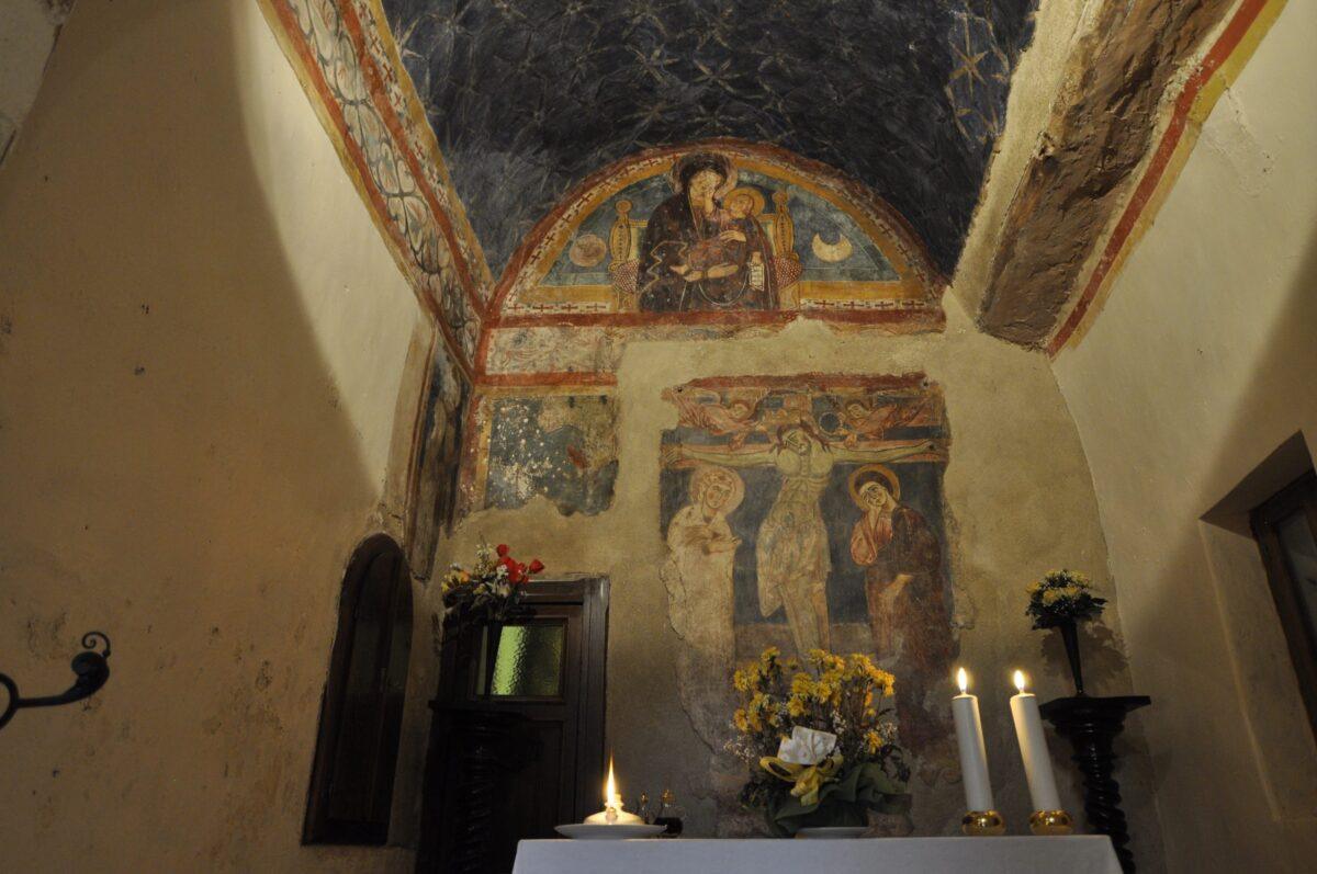 La piccola cappella con affreschi trecenteschi nelle'eremo di S. Onofrio al Morrone