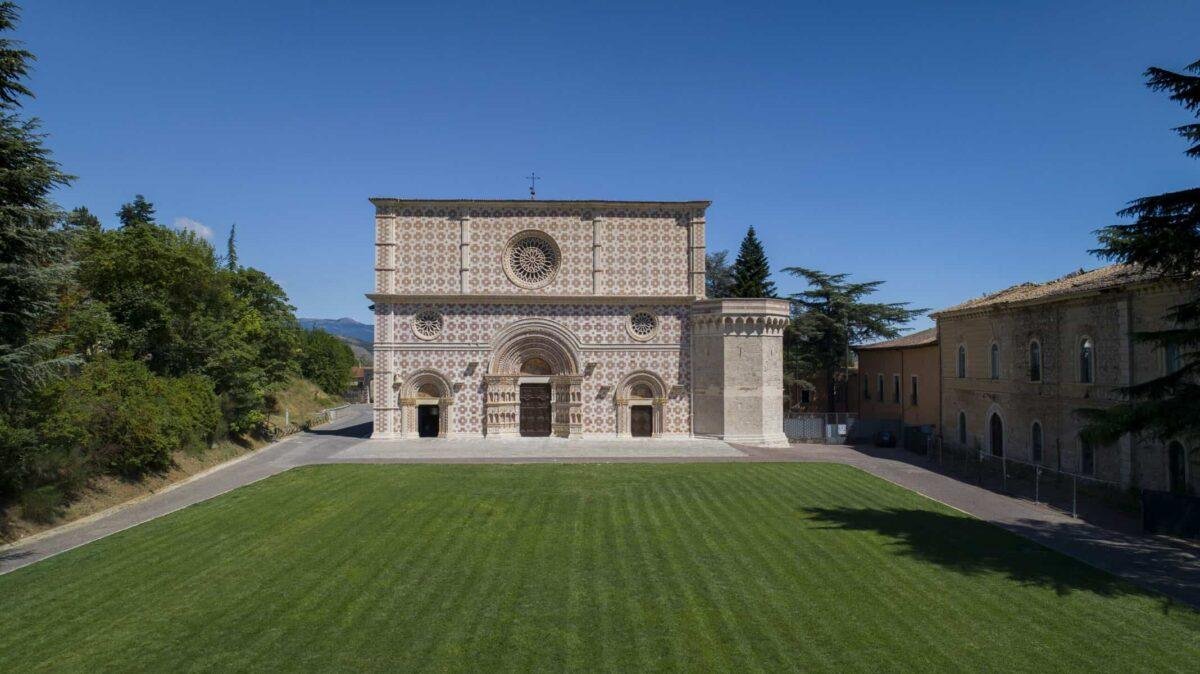 La basilica di Collemaggio con il prato anistante