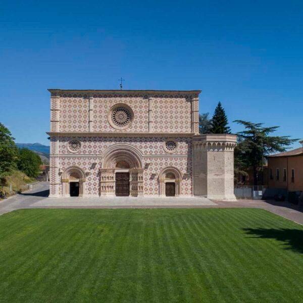 La basilica di Collemaggio con il prato anistante