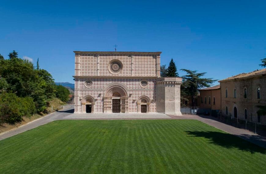 La basilica di Collemaggio con il prato anistante