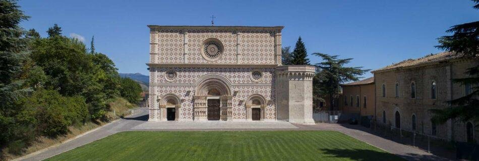 La basilica di Collemaggio con il prato anistante