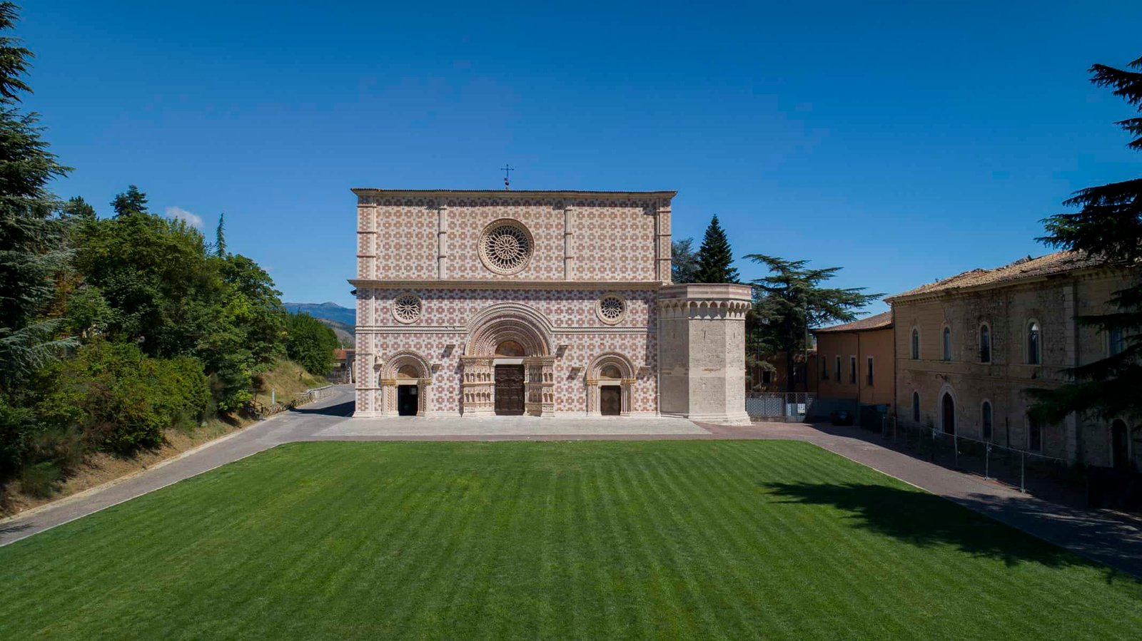 La basilica di Collemaggio con il prato anistante